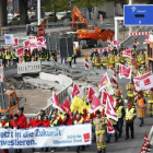 Una manifestación de las convocadas por el sindicato Verdi que ha reunido a los trabajadores de tierra de los aeropuertos para pedir un aumento salarial.-KAI PFAFFENBACH