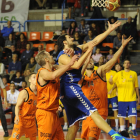 Matija Poscic intenta anotar.-ISRAEL L. MURILLO
