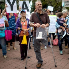 Un grupo de personas participa en una protesta por la escasez de medicinas y tratamientos para la salud en Caracas.-MIGUEL GUTIERREZ