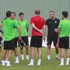 José Manuel Mateo habla con sus futbolistas una vez finalizada la primera sesión de entrenamiento en Castañares.-RAÚL G. OCHOA