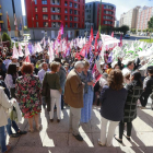 Los representantes de la plantilla de la Junta en Burgos se concentraron frente a la Delegación de la Junta.-RAÚL OCHOA
