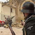Un invasor nazi abate con su pistola a un soldado polaco durante el levantamiento de Varsovia.-G.G.