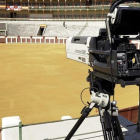 Cámara de televisión ya situada para la retransmisión de una corrida de toros en el coso de Valladolid.-NACHO GALLEGO