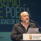 Juan Pablo Zapater, durante la lectura de cuatro poemas del libro ganador.-Israel L. Murillo