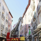 Una dotación de bomberos realiza prácticas en la calle Sombrerería.-RAÚL G. OCHOA