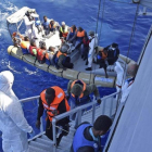 Un barco de la marina italiana rescata a un grupo de migrantes frente a las costas de Sicilia el lunes.-REUTERS
