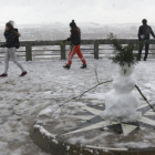 El mirador del castillo volvió a ser punto de encuentro para inmortalizar las primeras estampas nevadas del año e incluso hacer simpáticos muñecos.-RAÚL G. OCHOA