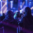 Dos jóvenes, en uno de los conciertos celebrados el pasado día 20 en el marco del MDL Beast Festival en Riad.-AP