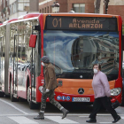 Dos personascon mascarilla cruzan por delante de un autobús en la calle Vitoria. RAÚL G. OCHOA