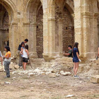 Un grupo de voluntarios trabajando en las ruinas del Monasterio.-ECB