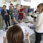 Un joven entrega su currículum, detrás de él, Benavente, Murillo, Lacalle, Abajo, Pérez Pardo y Hernando.-RAÚL G. OCHOA