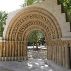 El arco de Río Cerezo, en su ubicación actual en el Paseo de la Isla, es de talla románica y data del siglo XII.-RAÚL G. OCHOA