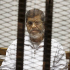 Imagen del expresidente Mohammed Mursi encarcelado tomada el 8 de mayo del 2014.-Foto: AP / TAREK EL GABBAS
