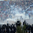 Opositores y policía se enfrentan cerca del Estadio Nacional de Tegucigalpa antes de la toma de posesión del presidente de Honduras, Juan Orlando Hernández.-/ REUTERS / EDGARD GARRIDO
