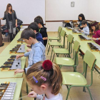 Un grupo de niños de 6 años toca carrillones al ritmo de la melodía que interpreta Carmona al piano.-ISRAEL L. MURILLO