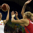 Alba Torrens lanza a canasta ante Delle Donne y Griner durante el partido España-Estados Unidos.-SHANNON STAPLETON / REUTERS