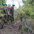 Un grupo de militares polacos rastrean la zona donde se cree se oculta un tren con oro.-AP