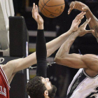 Pau Gasol, Nikola Mirotic y Kawhi Leonard, en un momento del apartido entre los Bulls y los Spurs en San Antonio.-Foto: AP / DARREN ABATE