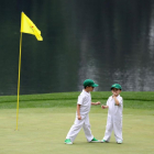 Unos niños juegan en el campo de Augusta.-AFP