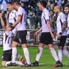 Varios jugadores del Burgos CF festejan con Juanma el segundo tanto ante la Cultural