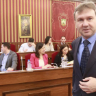 El alcalde Javier Lacalle pasa delante de la bancada donde se sitúa el PSOE.-RAÚL G. OCHOA