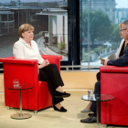 La canciller alemana, Angela Merkel, dio hoy por cerrada la polémica en torno a una posible salida temporal de Grecia de la zona euro, descartó el cese de su ministro de Finanzas, Wolfgang Schäuble, y abogó por "mirar hacia delante".-Foto: EFE