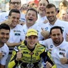 Maverick Viñales con su equipo, hoy, en el circuito de Motorlad de Alcañiz.-