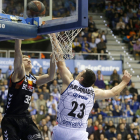 Jaramaz busca la canasta ante Burjanadze, ayer.-SANTI OTERO