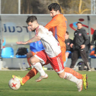 Varo pugna con el centrocampista del Real Ávila Rubén Ramiro en el choque de ayer en Castañares-Israel L. Murillo