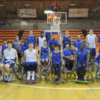 Los jugadores del San Pablo Inmobiliaria y del Servigest posan antes del entrenamiento conjunto celebrado ayer en El Plantío.-ISRAEL L. MURILLO