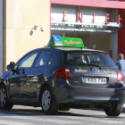 Un vehículo de autoescuela circulando ayer junto al complejo de la Evolución.-RAÚL OCHOA