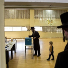 Un joven ultraortodoxo vota hoy en un colegio electoral de Bnei Brak.-AP / ODED BALITY