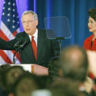 El senador republicano de Kentucky Mitch McConnell habla a sus seguidores junto a su esposa, durante la celebración de su victoria electoral, el martes en Louisville.-Foto: EFE / MARK LYONS