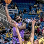 Earl Clark entra a canasta en el duelo de ayer en la cancha del potente AEK-BCL