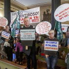 CCOO y SOI hicieron pública su postura contraria a la RPT con pancartas en contra de Rodríguez y del PP provincial.-S. O.