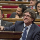 Carles Puigdemont, junto a Oriol Junqueras, en el Parlament.-FERRAN SENDRA