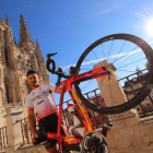 Adrián González posa con el maillot del Burgos BH, su último equipo, delante de La Catedral.-