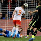 El jugador de Holanda Klaas Jan Huntelaar remata de cabeza ante el portero de la selección española David de Gea.-Foto: EFE / JUANJO MARTÍN
