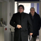 Carles Puigdemont, acompañado por el empresario Josep Maria Matamala, a su llegada al acto en Gante.-/ PERIODICO (EFE / CARLOS REY)