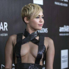 Miley Cyrus posa en el 'photocall' de la gala anFAR, celebrada el pasado 29 de octubre en Los Ángeles.-Foto: REUTERS / MARIO ANZUONI