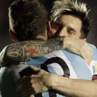 Messi se abraza a Pratto tras un gol de Argentina ante Colombia.-AP / NATACHA PISARENKO