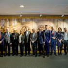 Algunos de los asistentes a la inauguración de la exposición posan frente a una fotografía de la Catedral de Burgos.-ICAL