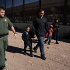 Una familia de inmigrantes detenida por la Patrulla Froteriza de los EEUU.-AFP