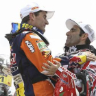 Marc Coma (izquierda) y Paulo Gonçalves festejan el final de Dakar 2015 en la meta de Buenos Aires.-EFE / DAVID FERNÁNDEZ