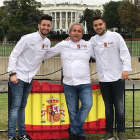 David Izquierdo, Roberto Da Silva y Ricardo Termiño posan con la bandera de España ante la Casa Blanca.-ECB