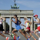 Javi Guerra, en el grupo delantero, cruza ante la Puerta de Brandenburgo.-AP / MICHAEL SOHN