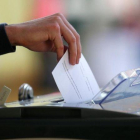 Un votante introduce la papeleta en el referéndum en Irlanda sobre la reforma del abort-REUTERS / MAX ROSSI