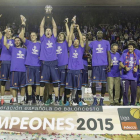 Jorge García alza la copa de campeones de liga junto a sus compañeros, cuerpo técnico y directivos, ayer.-SANTI OTERO