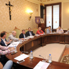 Las bancadas populares (izq) y socialista (dcha) en el debate plenario de ayer.-I. L.M.