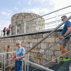 Varios turistas visitan la fortaleza de Burgos durante el pasado verano. TOMÁS ALONSO